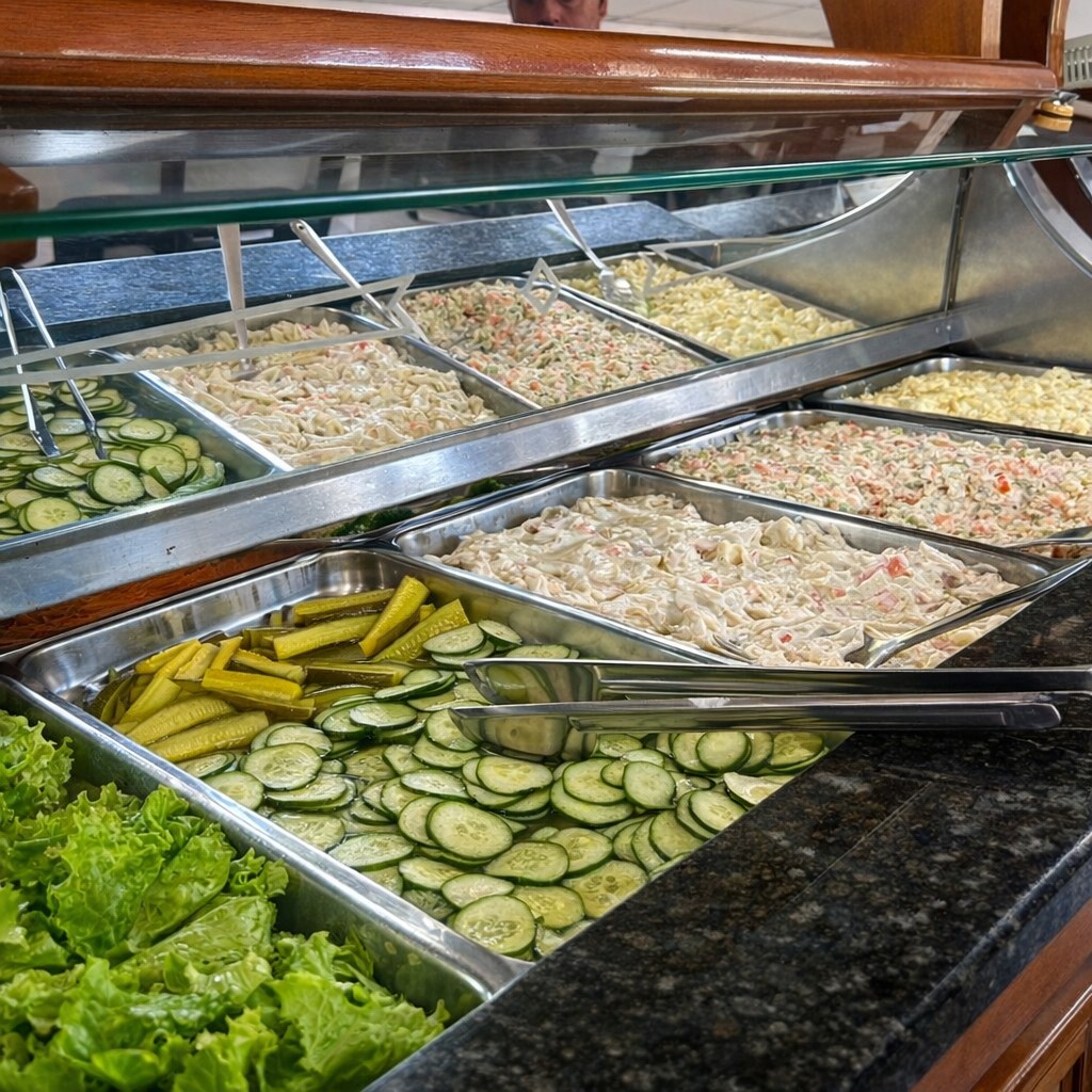 Balcão de saladas e frios no buffet