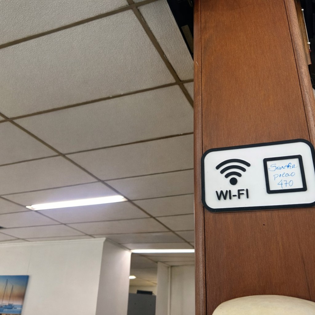 Placa de Wi-Fi no salão da Churrascaria Beber